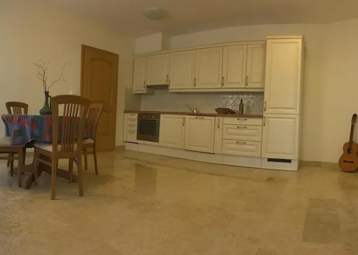 Nona, Flat 3 With Swimming Pool * Dornberk